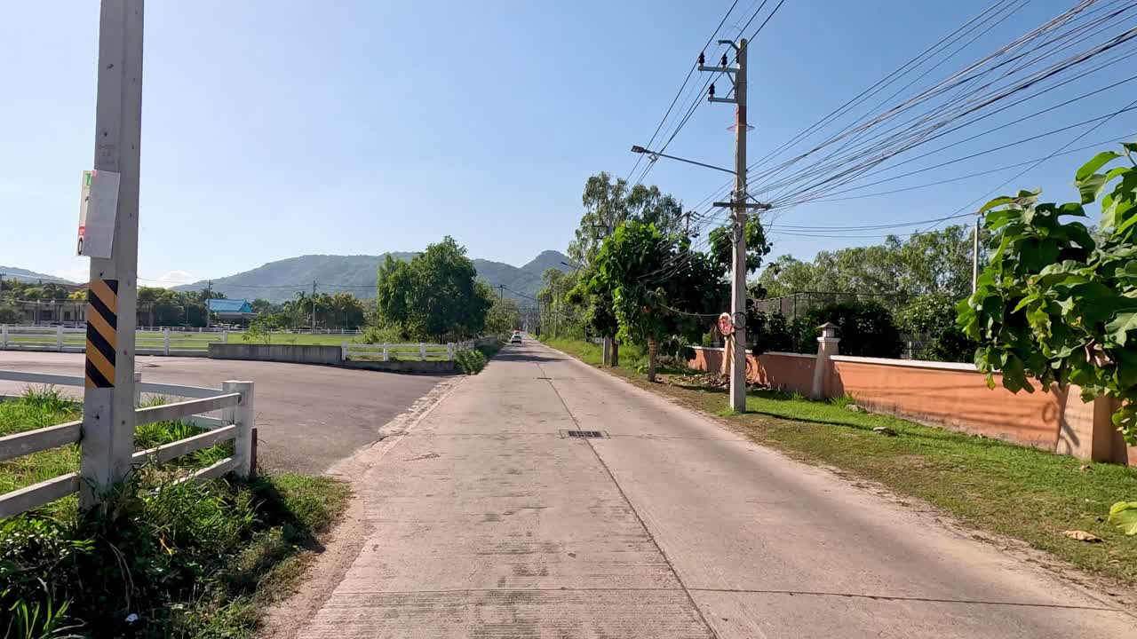조용한 교외 거리를 따라 진행