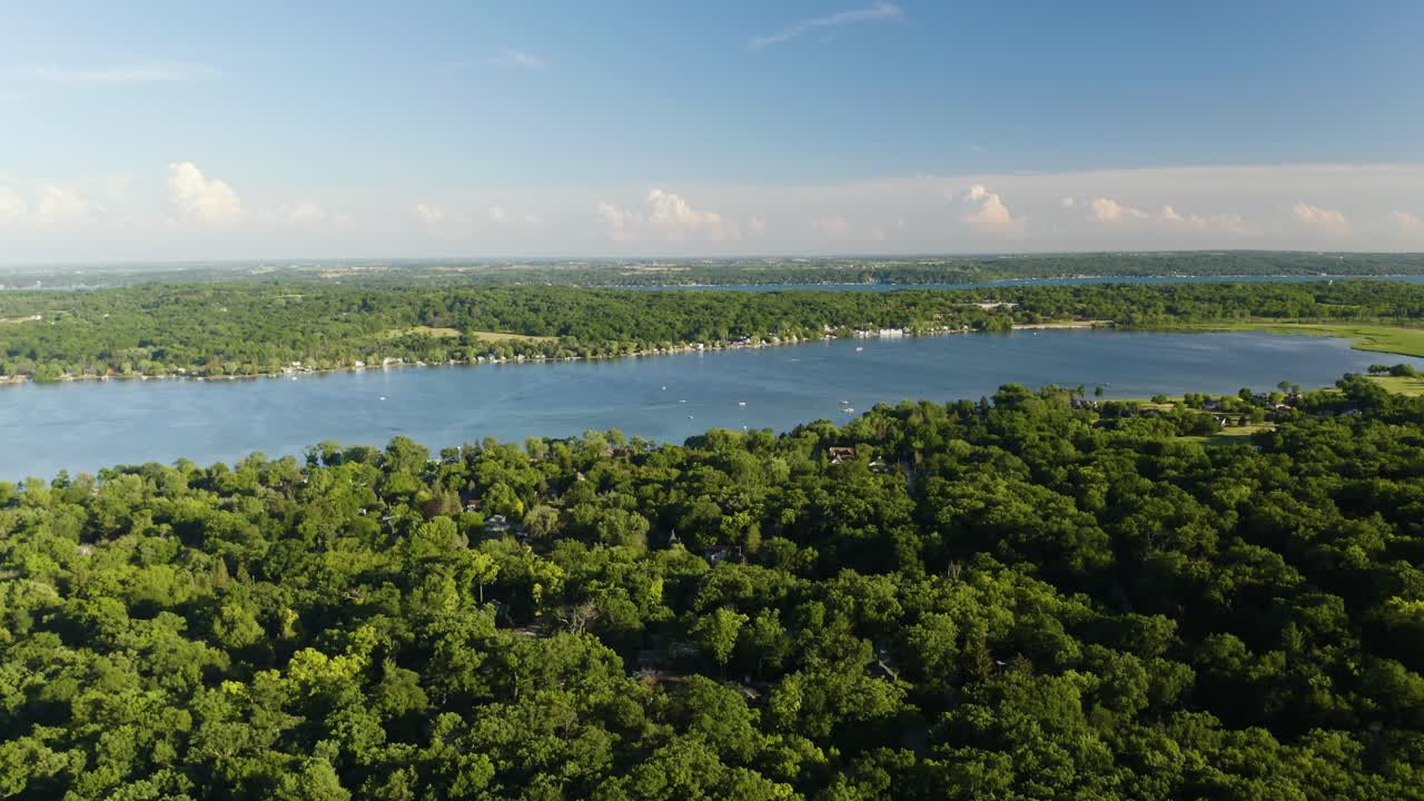 vista aérea, gran lago azul rodeado de árboles verdes