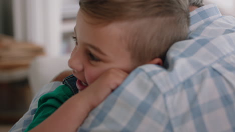 abuelo abrazando nieto feliz niño pequeño abrazando abuelo disfrutando del abrazo afectuoso del niño compartiendo amor sosteniendo suavemente al abuelo en casa