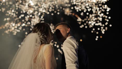 Pareja-De-Enamorados-Viendo-Fuegos-Artificiales.-Silueta-De-Recién-Casados-Sobre-Fondo-De-Fuegos-Artificiales