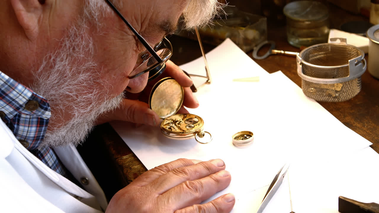 Orologiaio che ripara un orologio da tasca