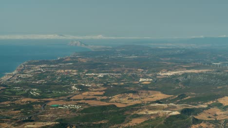 roca de gibraltar en la lejanía con vista panorámica de la llanura de españa, lapso de tiempo
