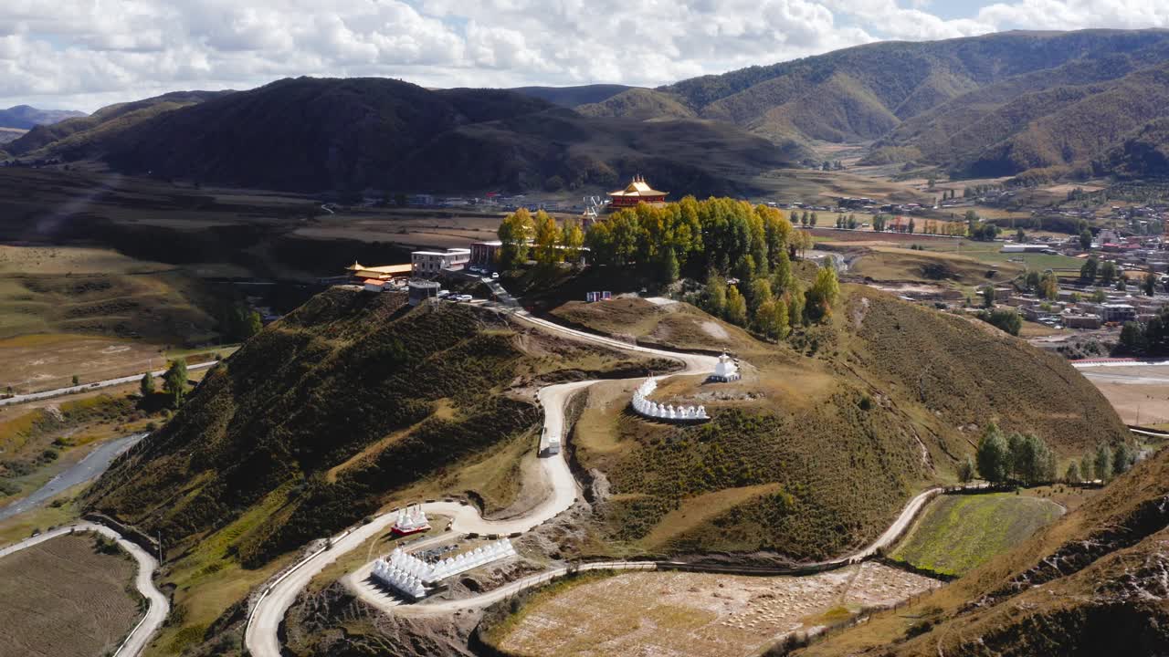 la retirada aérea establece el templo de sichuan bamei en una colina prominente con una carretera sinuosa