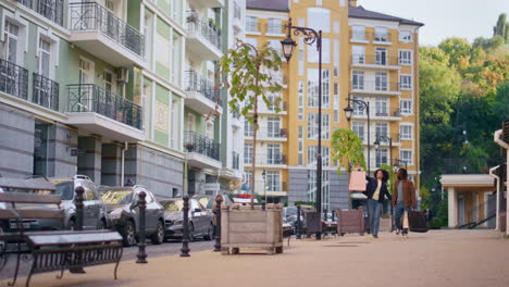 Lächelnde-Familie,-Die-Auf-Der-Straße-Spazieren-Geht-Und-Taschen-In-Den-Händen-Hält.-Modernes-Wohngebiet.