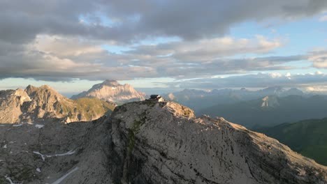 ein unverwechselbarer sonnenuntergang in den dolomiten, nuvolau, italien