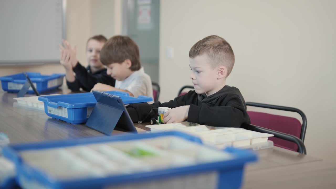 счастливые улыбающиеся мальчики весело проводят время в мастерской.