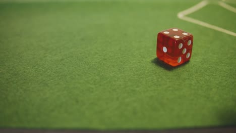 el lanzamiento de dados en el terreno verde del casino