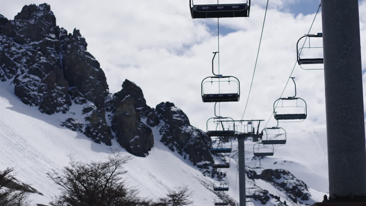 은 날 아르헨티나 파타고니아의 경치 좋은 산꼭대기에서 움직이지 않는 스키 리프트
