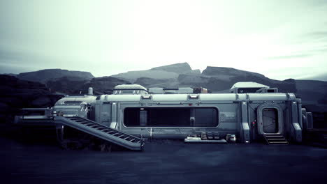 estación espacial futurista en un planeta desolado
