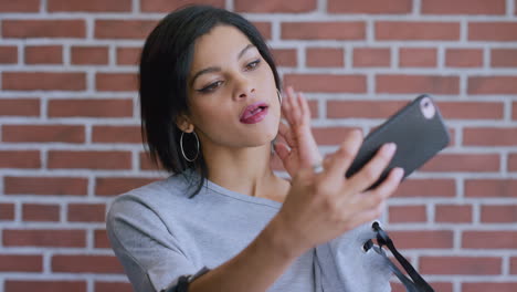 una mujer tomando una selfie.