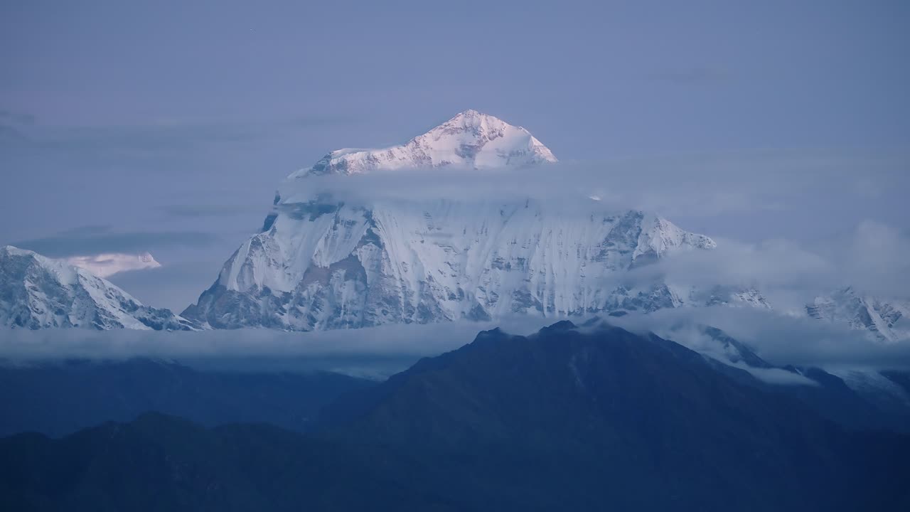 cumbre de la montaña del himalaya por la noche en nepal, paisaje montañoso cubierto de nieve en un paisaje azul oscuro, hermosas montañas cubiertas de nieve cumbre en el punto de vista de poon hill en la región de annapurna