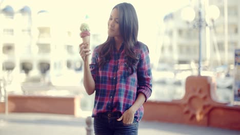 mujer en la calle comiendo helado