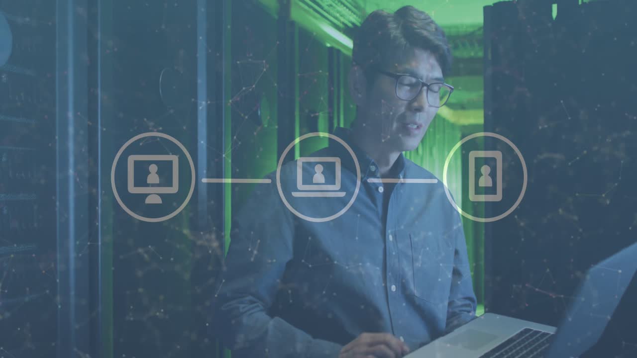 animación de iconos sobre un hombre asiático sonriente ingeniero con tableta por servidor de computadora