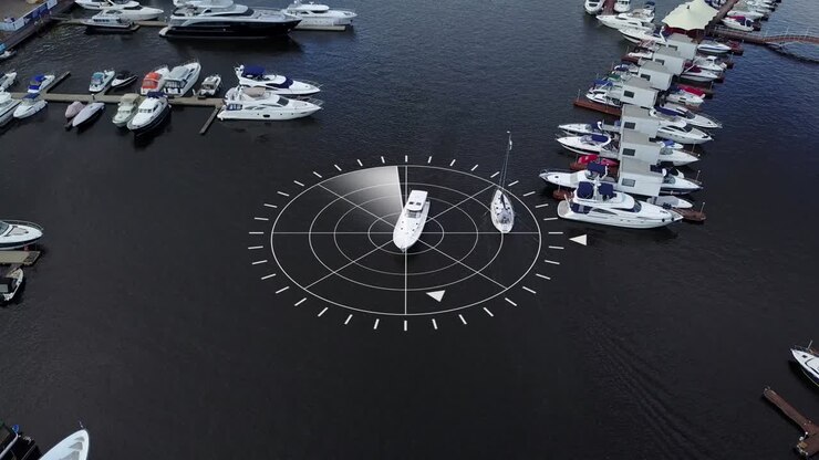 Monitor radar su una nave ormeggiata in banchina. Schermi di navigazione di yacht da crociera.