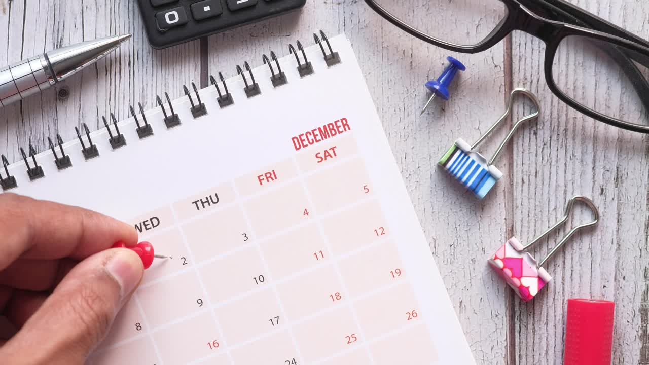 calendario de diciembre con suministros de oficina