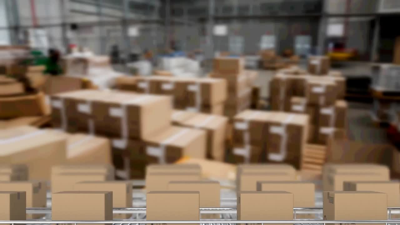 창고 위에서 컨베이어 벨트에 움직이는 카드보드 상자의 애니메이션