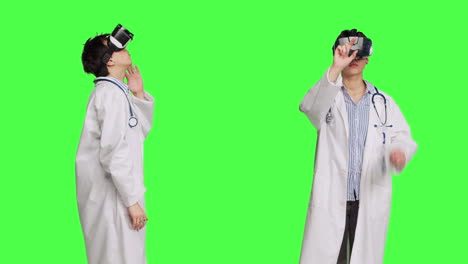 Médico-Consultando-A-Pacientes-Con-Gafas-Futuristas-De-Realidad-Virtual