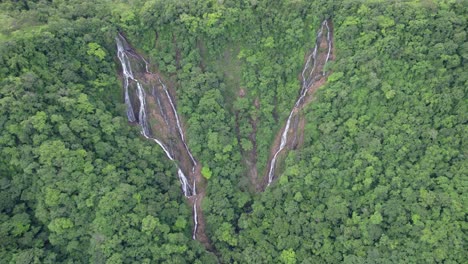 Hermosa-Cascada-En-Un-Denso-Bosque-En-Costa-Rica_4k