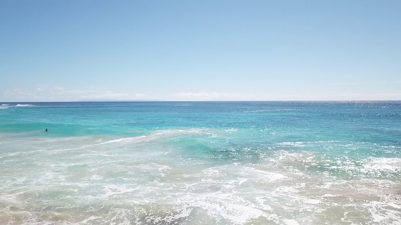 하와이 공중 드론 보기 오른쪽에서 왼쪽 카메라 팬 해변의 저공 비행