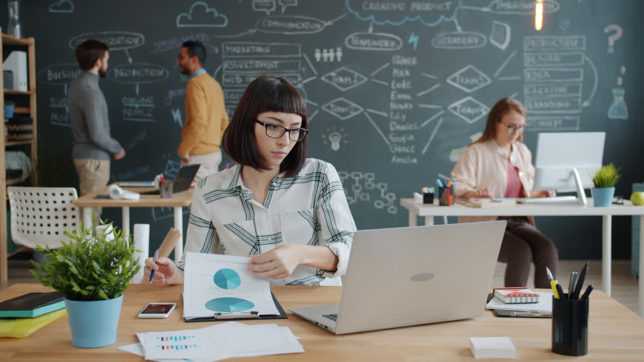 mujer de negocios trabajando en una computadora portátil en una oficina moderna