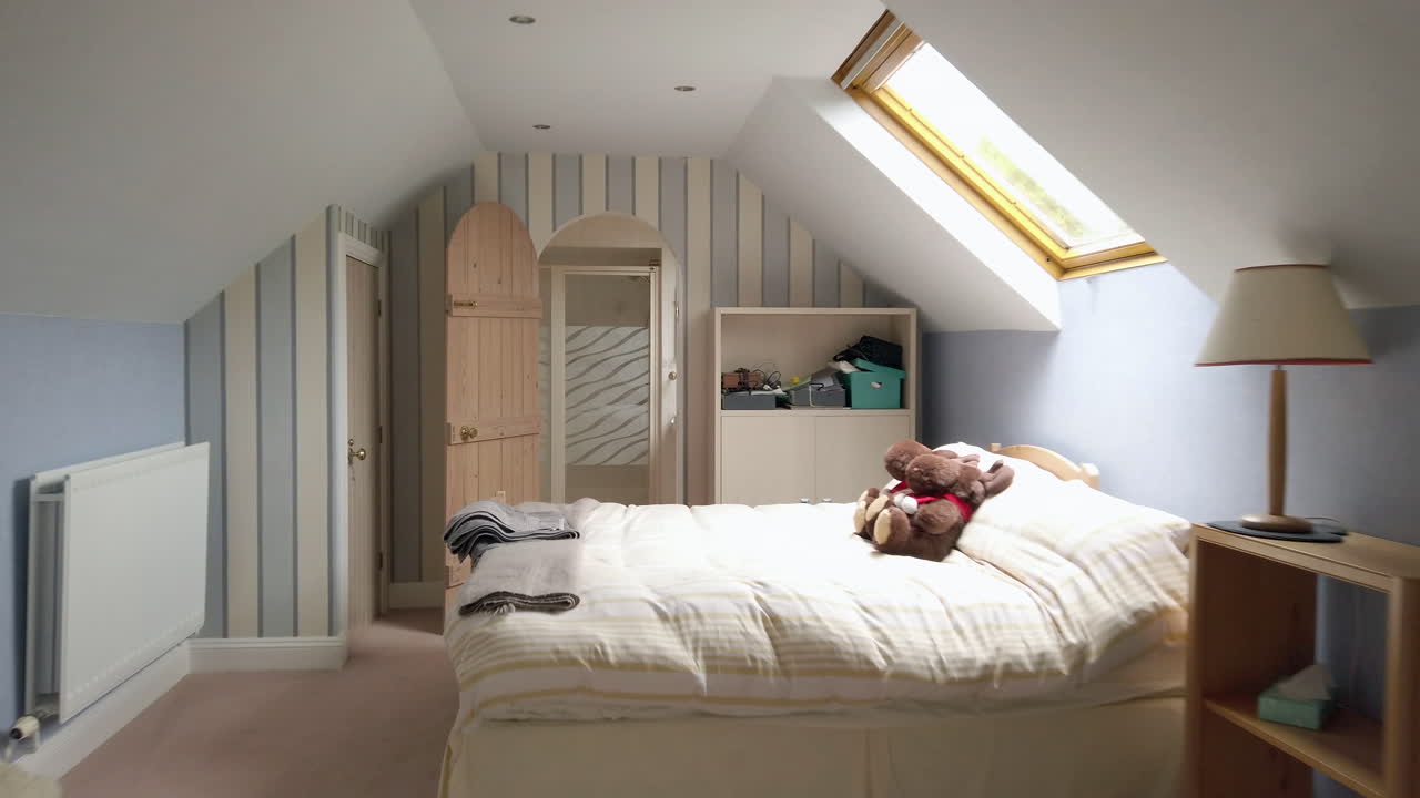 долли-зум чердачной комнаты и ванной комнаты в семейном доме в замедленном движении