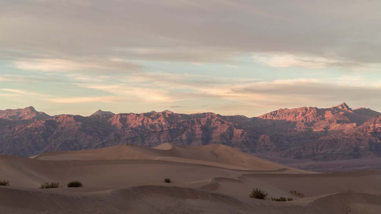 Alba o tramonto sulle dune di sabbia e le montagne nella Death Valley