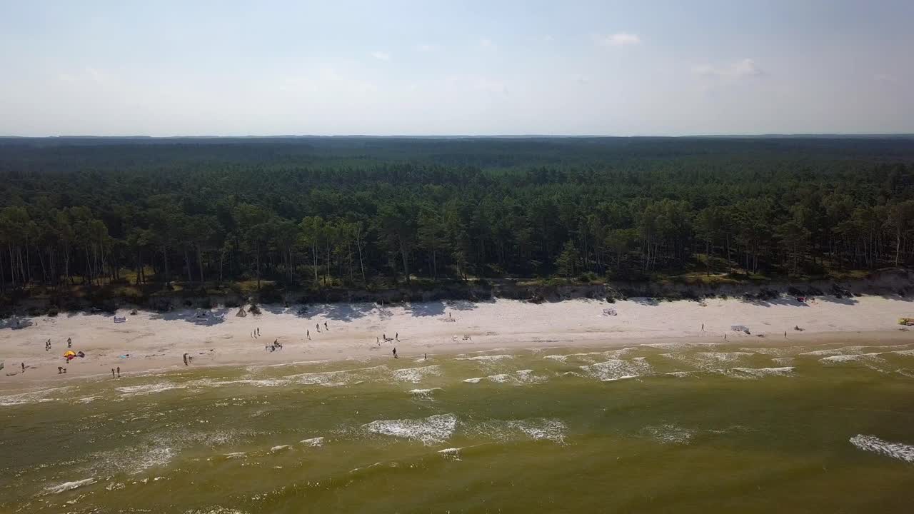 toma aérea de la playa del mar báltico