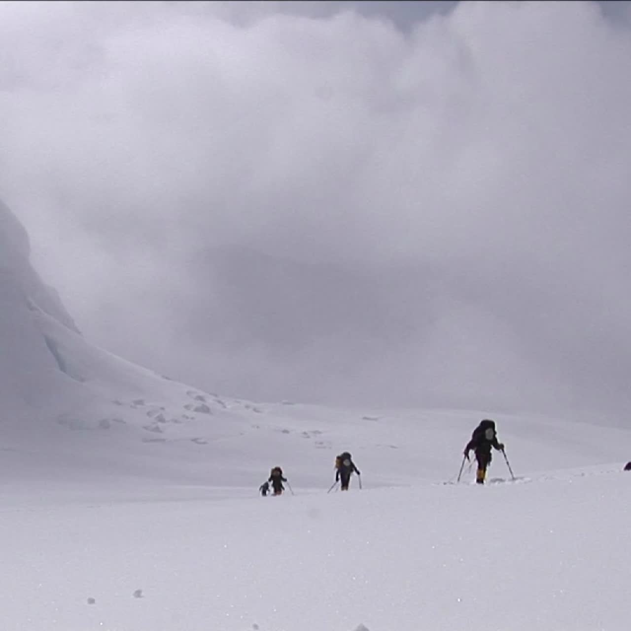 깊은 눈 속에서 등반하는 등반가
