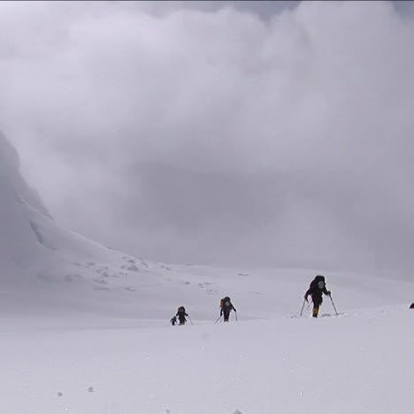 Climbers-ascending-in-deep-snow