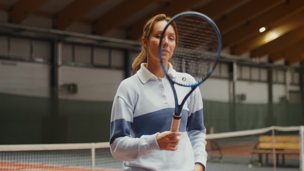 실내에서 테니스를 하는 여자