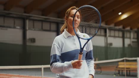 mujer jugando al tenis en el interior