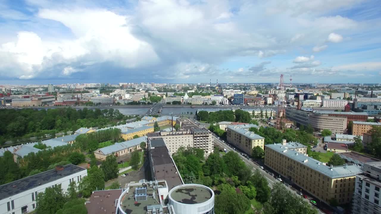 상트 페테르부르크의 날아다니는 드로코프터에서 총격.