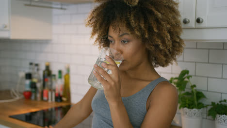 Frau-Trinkt-Zu-Hause-Frisches-Wasser