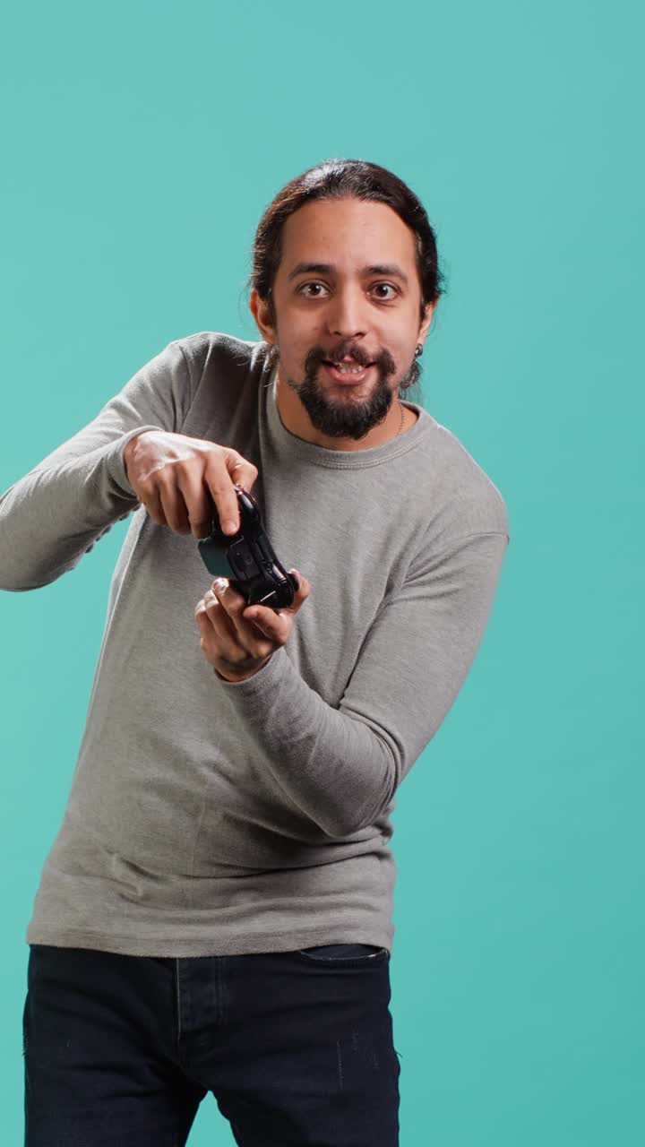 Vídeo vertical: retrato de una persona alegre jugando a un juego intenso en la consola