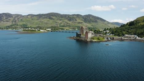 Amplia-Vista-Aérea-Del-Castillo-De-Eilean-Donan-En-Escocia-En-Un-Cálido-Día-De-Verano