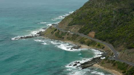 Mirando-Hacia-Abajo-En-La-Sinuosa-Carretera-Oceánica-En-El-Mirador-De-Lorne&#39;s-Teddy,-Australia