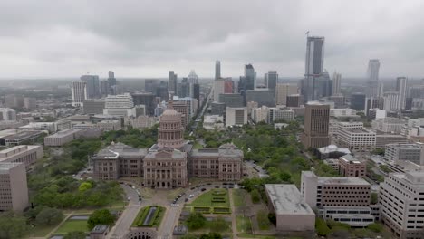 Texas-state-capitol-building-in-Austin,-Texas-with-drone-video-wide-shot-moving-right-to-left