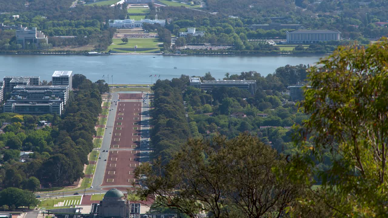 キャンベラ市街の中心軸、バーリー・グリフィン湖、国会議事堂を捉えた高所からの広角ショット。