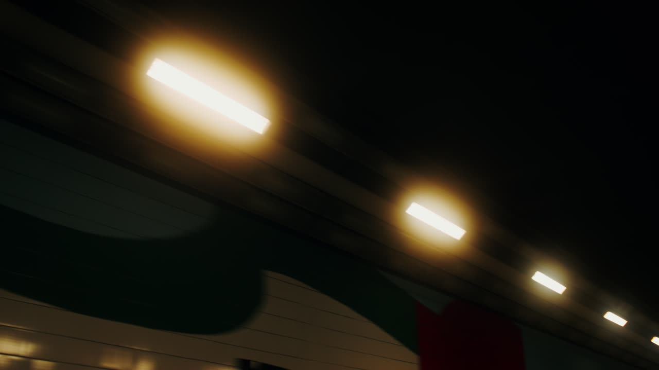 поезд метро в туннеле ночью