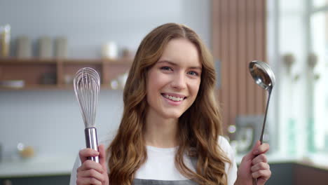 mujer preparándose para cocinar en la cocina