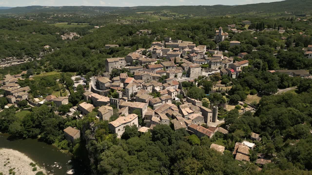 balazuc ardeche fench pueblo hermoso pequeño vista aérea del sur de francia verano