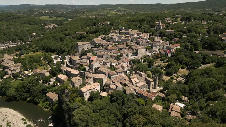 Balazuc Ardeche, villaggio francese, bellissima piccola vista aerea, Sud della Francia, estate