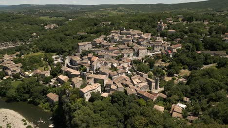 Balazuc-Ardeche-Fench-Pueblo-Hermoso-Pequeño-Vista-Aérea-Sur-De-Francia-Verano