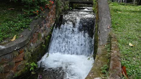 Cámara-Lenta-Del-Río-Hecho-Por-El-Hombre-Que-Fluye