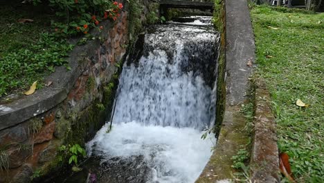 cámara lenta del río hecho por el hombre que fluye