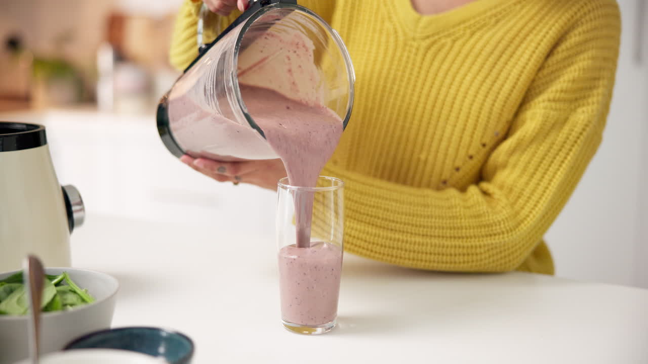 Versare uno smoothie salutare in un bicchiere