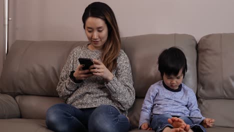 Familia-Disfrutando-Del-Tiempo-Relajándose-Juntos-En-Casa