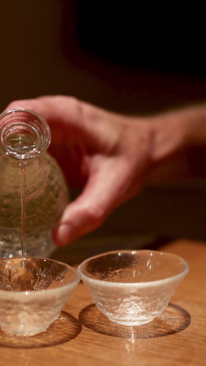 Urutan menuangkan sake dari botol ke cangkir