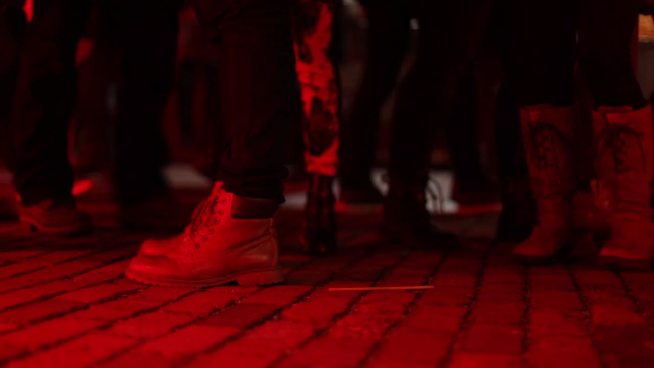Persone che camminano durante un evento in una città di notte
