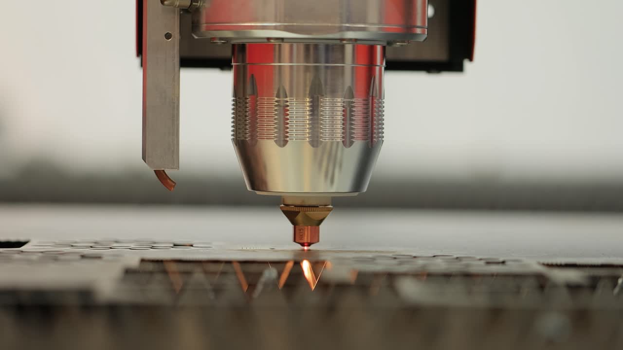 Taglio laser CNC di metallo, moderna tecnologia industriale.